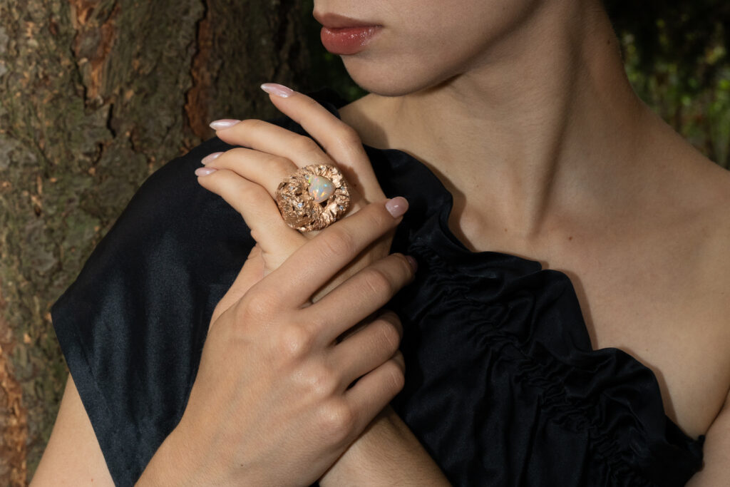 Caelith prsten, červené zlato, opál o velikosti 13 x 13 x 13 mm, 18 kusů bílých briliantů