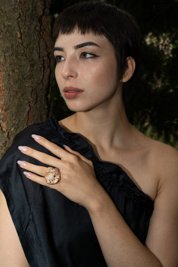 Caelith prsten, červené zlato, opál o velikosti 13 x 13 x 13 mm, 18 kusů bílých briliantů