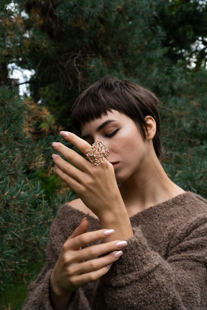 Scoria prsten, kombinace červeného zlata a 49 kusů čených briliantů