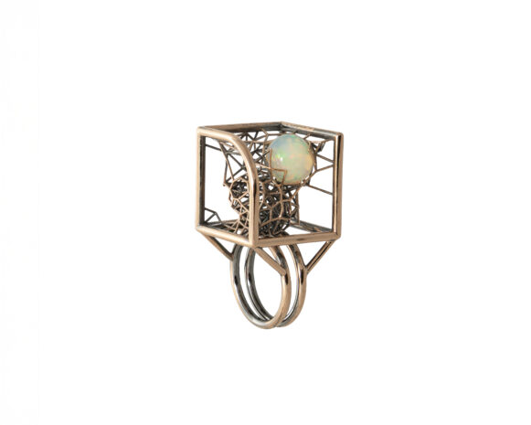 Gaia prsten, červené zlato, opál o průměru 10 mm